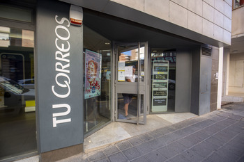 Correos distribuye 11.200 distintivos ambientales de la DGT